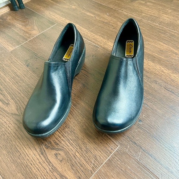 Clarks Women's Black Slip Resistant Leather Slip On Shoes - Picture 5 of 9